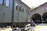 Wagon ancien (au Chateau de Saint-Fargeau, Yonne) (03)